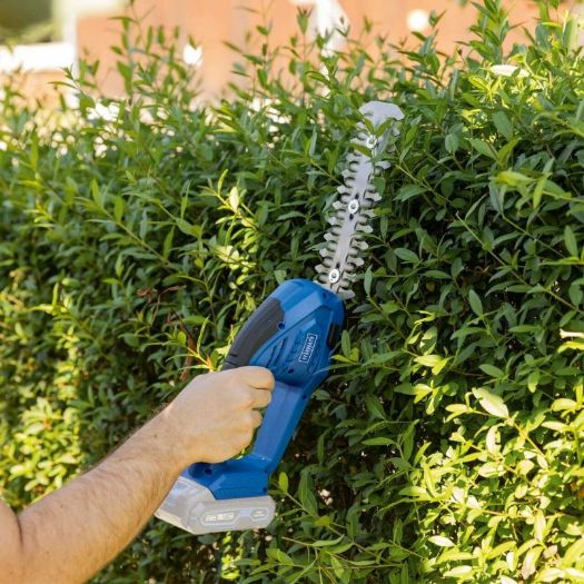 Trimer za travu i živicu 20 V u ruci korisnika, prikaz ergonomije