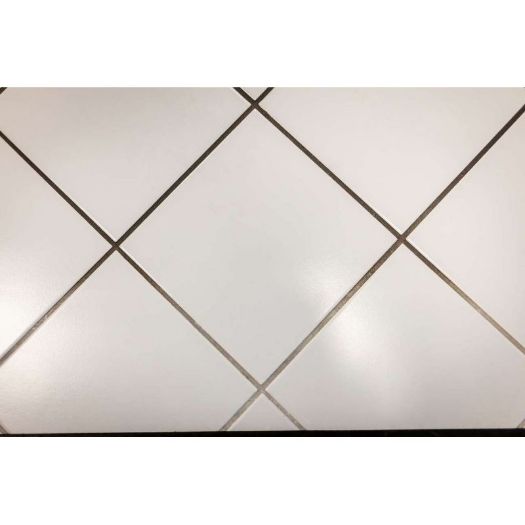 Četka od plastičnih vlakana na radnoj podlozi