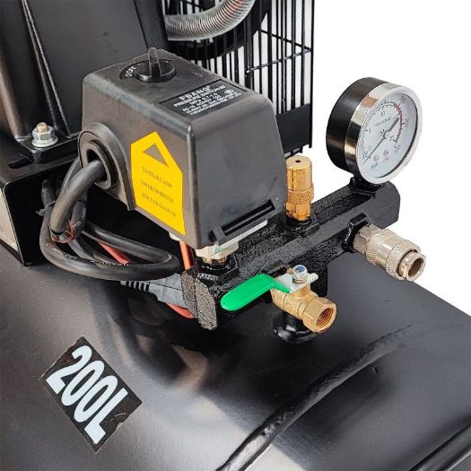 Klipni kompresor zraka 200 L 2,2 kW 10 bar