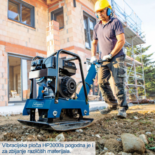 Rukovatelj upravlja reverzibilnom vibracijskom pločom HP3000S na gradilištu