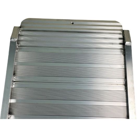 Rebrasta protuklizna površina aluminijske rampe