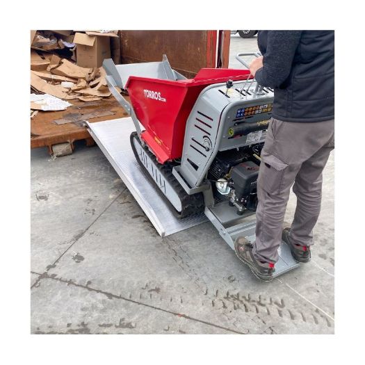 Motorna transportna kolica na širokoj aluminijskoj rampi