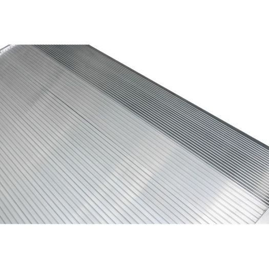 Protuklizna površina široke aluminijske rampe