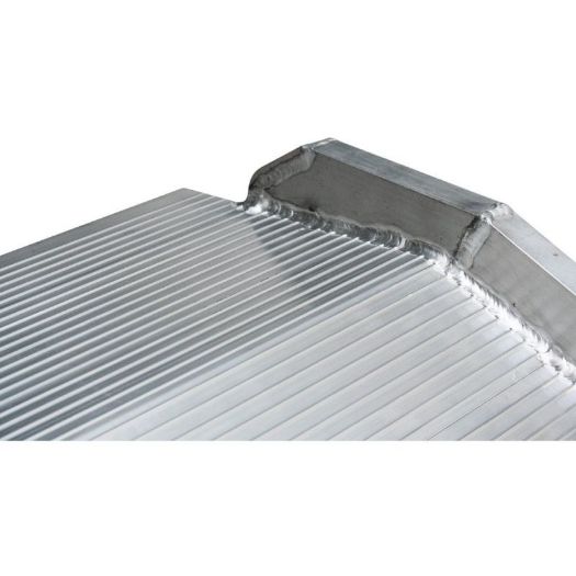 Kraj široke aluminijske rampe s bočnim rubom