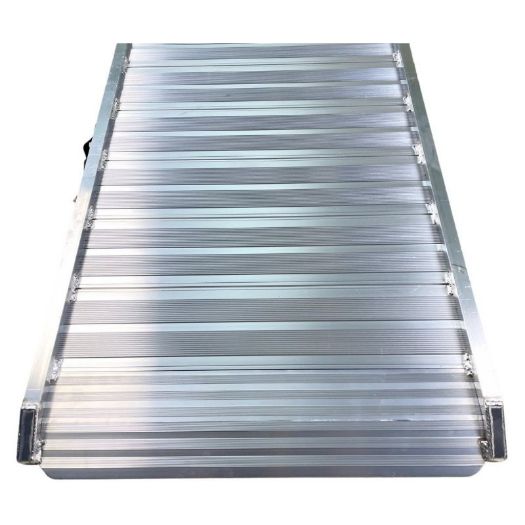 Rebrasta protuklizna površina aluminijske rampe