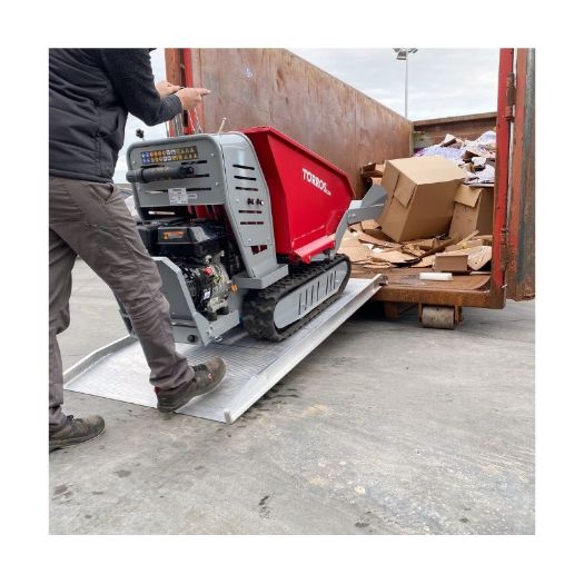 Motorna transportna kolica na širokoj aluminijskoj rampi
