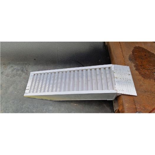 Kratka aluminijska rampa 930 mm naslonjena na drvenu podlogu