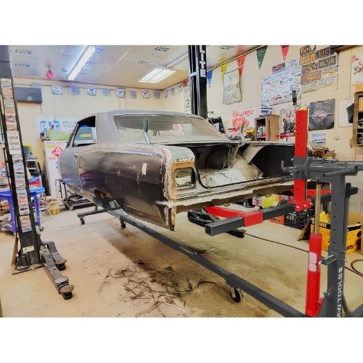 Karoserija automobila zakrenuta na okretnom stalku