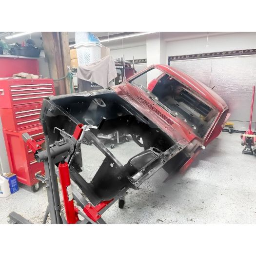 Karoserija automobila zakrenuta na okretnom stalku
