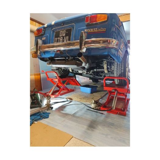 Automobil podignut mobilnom škarastom dizalicom na 450 mm