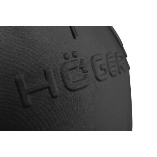 Reljefno utisnuti logo na crnoj majici s kapuljačom