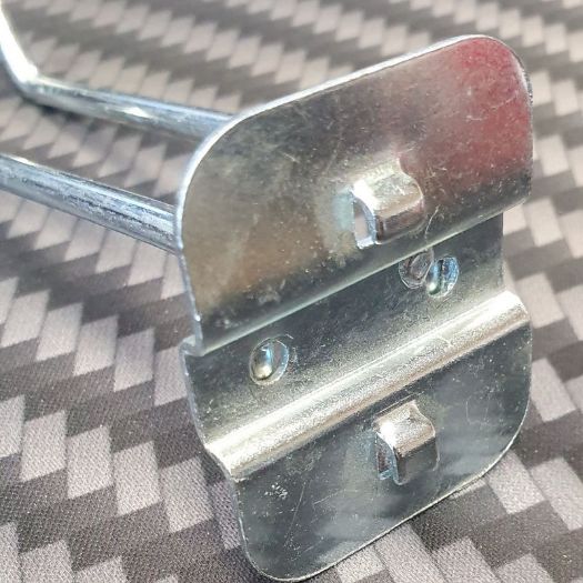 Dvije kuke na razmaku 20 mm za vješanje alata