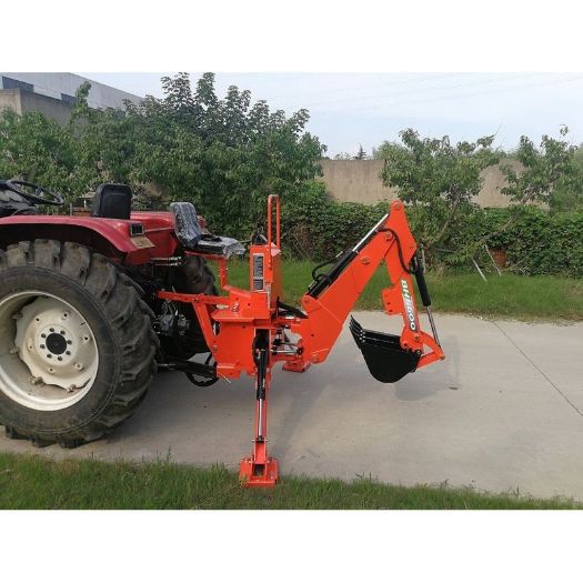 Bager za traktor pri radu u dvorištu