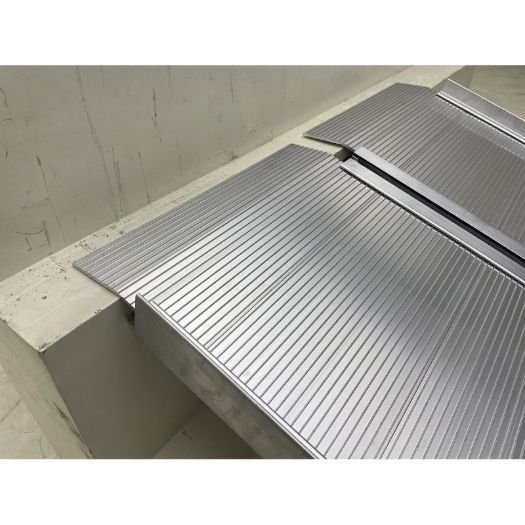 Električna invalidska kolica na aluminijskoj rampi