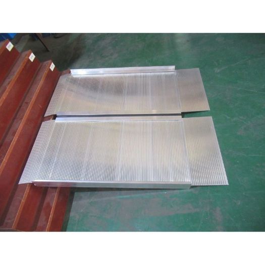 Električna invalidska kolica na aluminijskoj rampi
