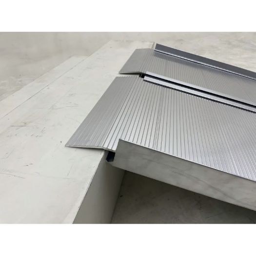 Električna invalidska kolica na aluminijskoj rampi