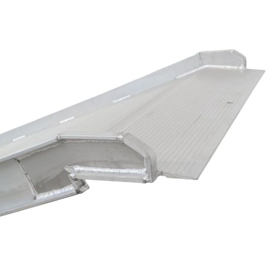 Aluminijska rampa preko stuba na ulazu u zgradu