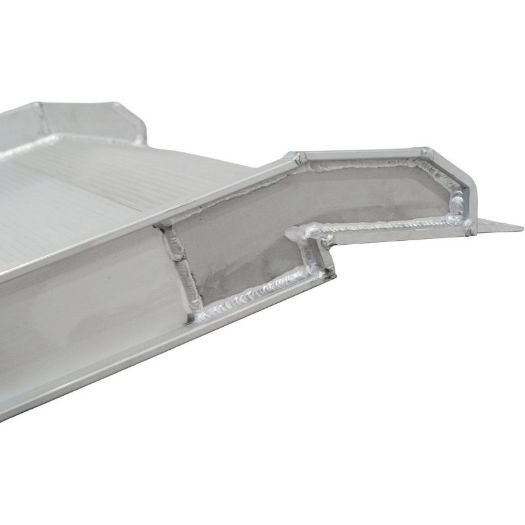 Bočni rub i protuklizna površina aluminijske rampe, detalj