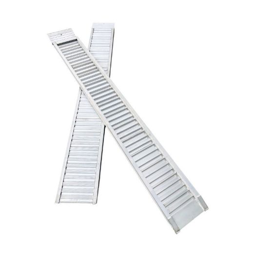 Predbušena rupa u savijenom naležnom dijelu aluminijske rampe