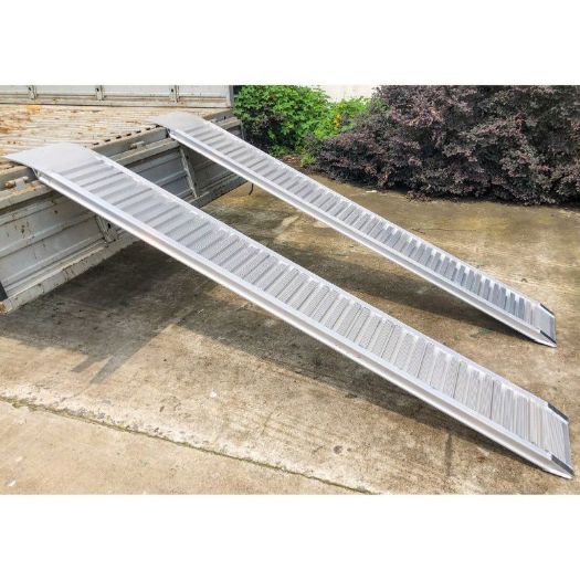 Predbušena rupa u savijenom naležnom dijelu aluminijske rampe