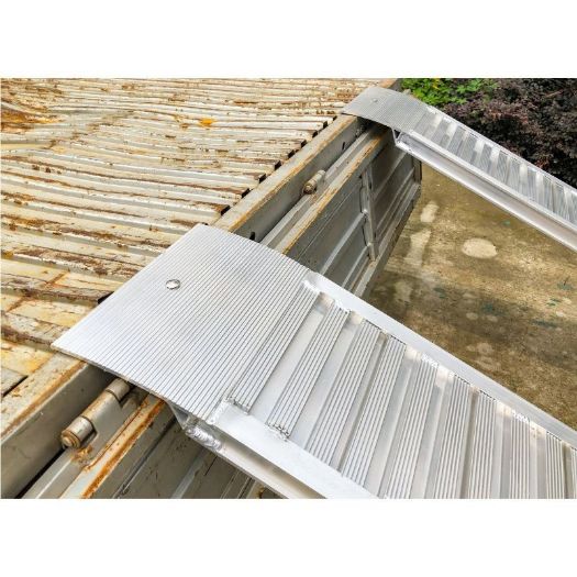 Protuklizna vozna površina aluminijske rampe, detalj