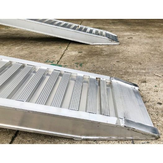 Protuklizna vozna površina aluminijske rampe, detalj