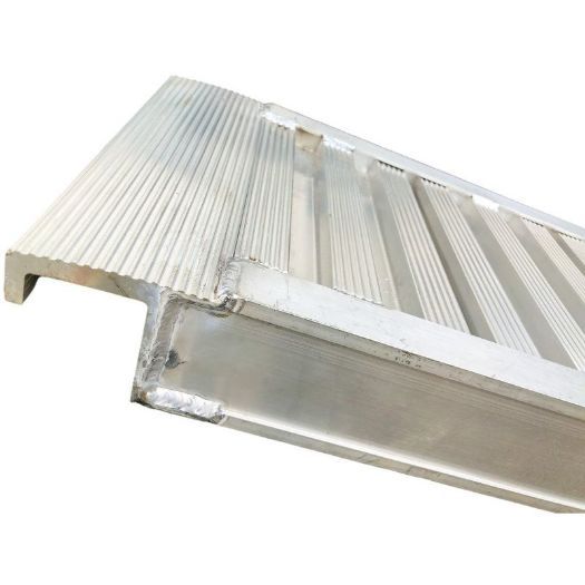 Naležni dio aluminijske rampe na rubu utovarne površine