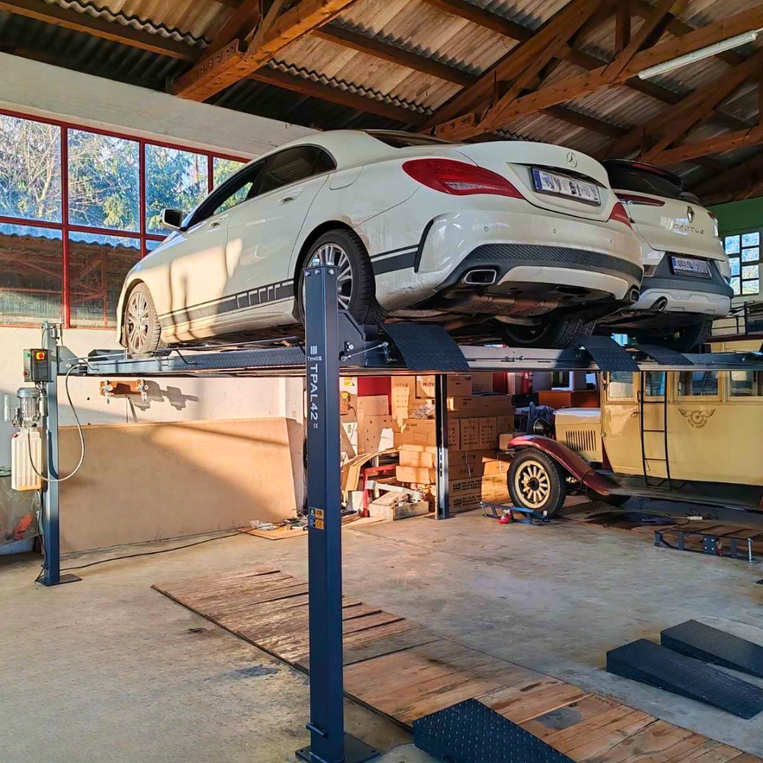 Dizalica s podignutim vozilom