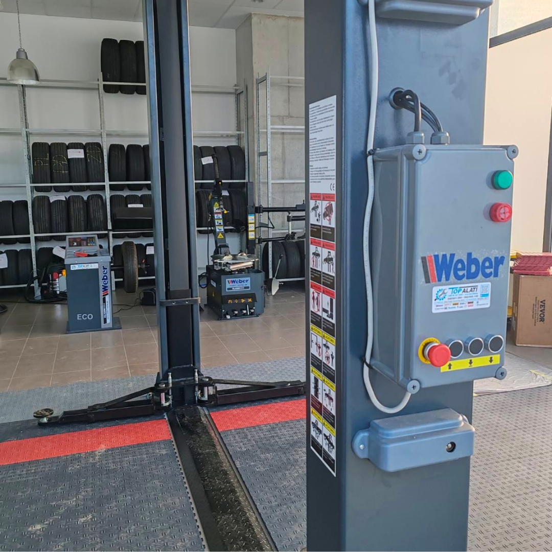 Škarasta dizalica u radu